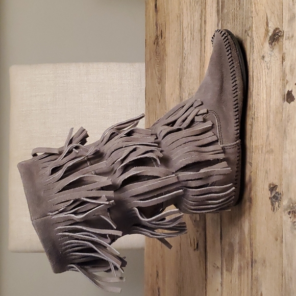 Minnetonka 3-layer fringe boot - Picture 2 of 8